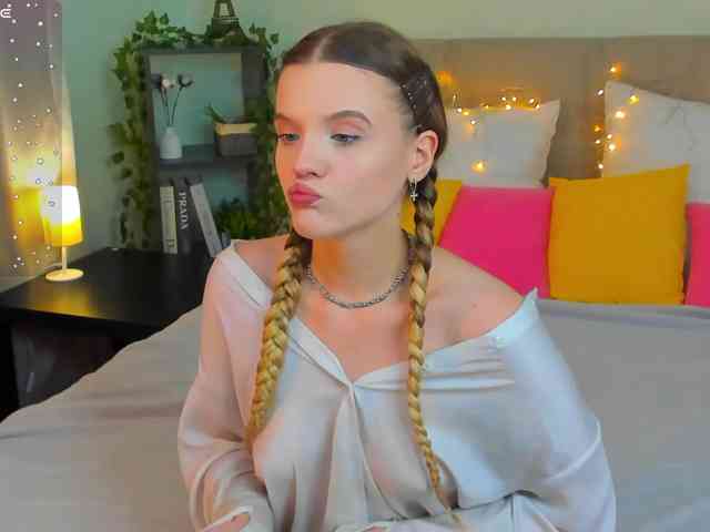 Emma-peach webcam