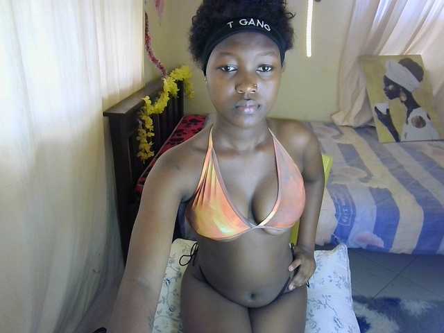 le modèle KittyyCat est en webcam porno dans un show sur le site bongacams, il possède les tags suivants: Ebony,Blonde,Trimmed