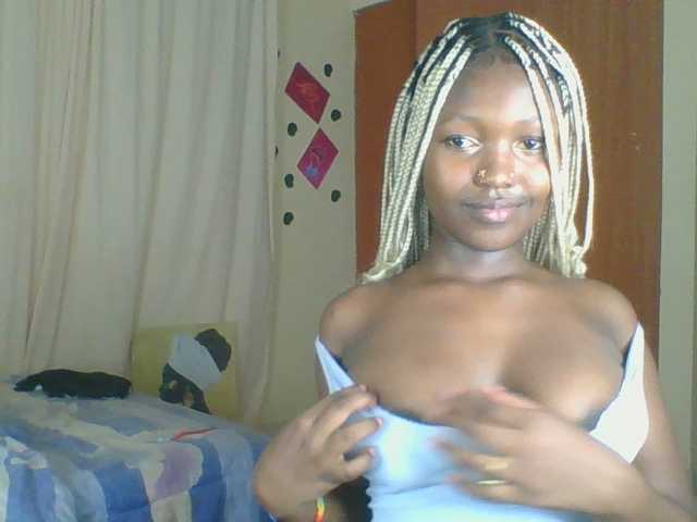 le modèle KittyyCat est en webcam porno dans un show sur le site bongacams, il possède les tags suivants: Ebony,Brunette,Trimmed