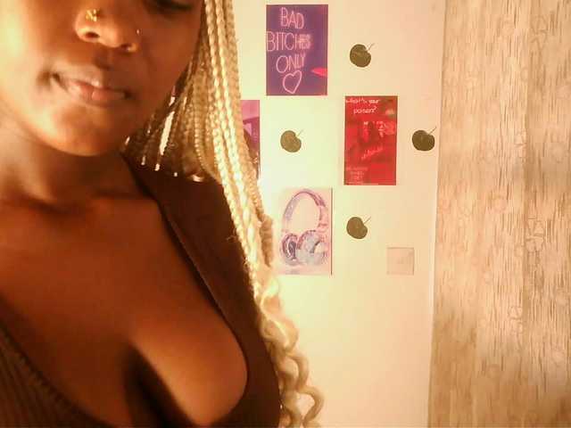le modèle KittyyCat est en webcam porno dans un show sur le site bongacams, il possède les tags suivants: Ebony,Blonde,Trimmed