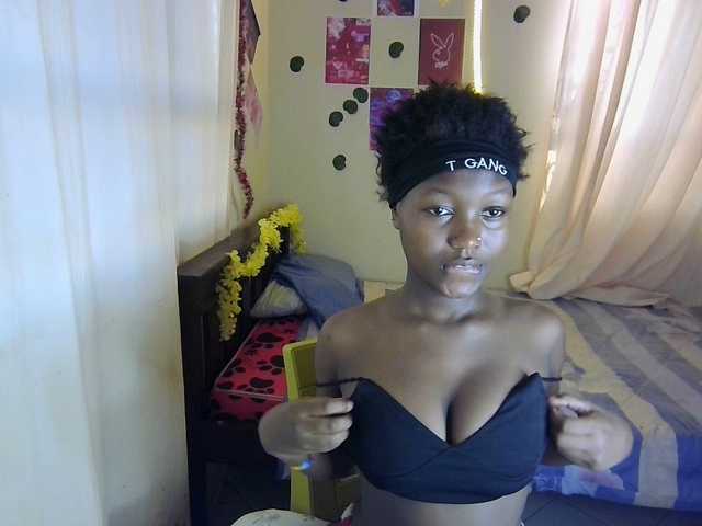 le modèle KittyyCat est en webcam porno dans un show sur le site bongacams, il possède les tags suivants: Ebony,Blonde,Trimmed