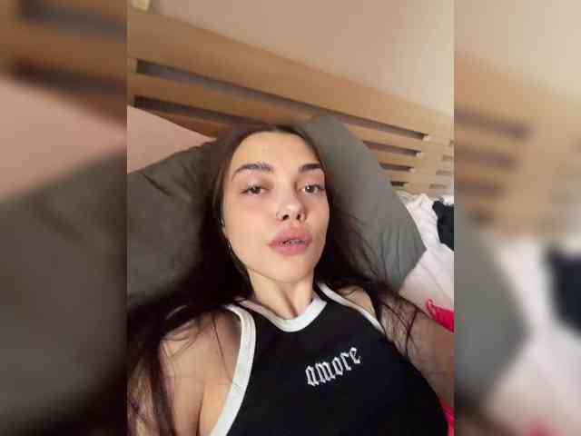 Mimiluv's cam show statistics and live stream