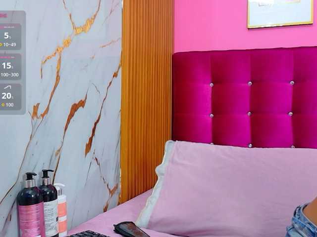 skinnyindiansluttt live cam on BongaCams