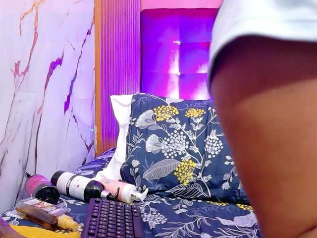 skinnyindiansluttt live cam on BongaCams