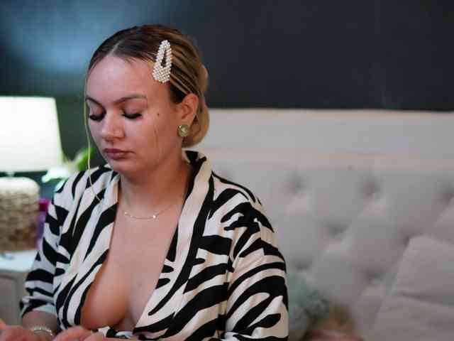 Model: DaliaParis