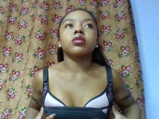 Elysa7 Live Webcam on BongaCams