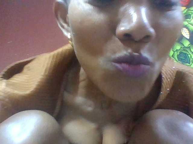 Lyah7a live cam on BongaCams