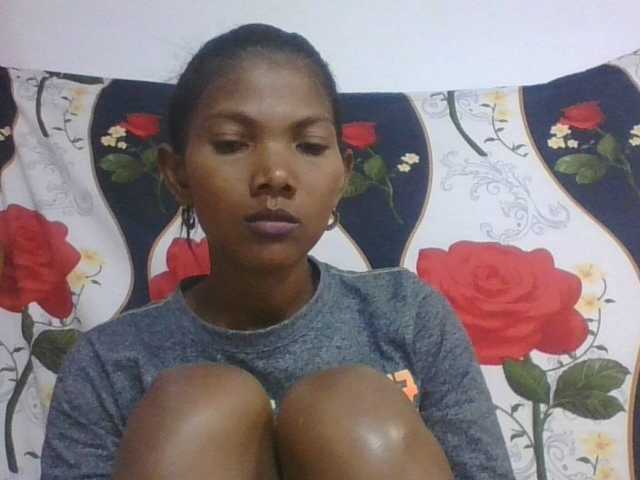 le modèle Lyah7a est en webcam porno dans un show sur le site bongacams, il possède les tags suivants: Ebony,Brunette,Shaved