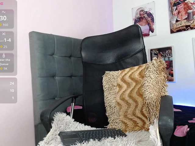 nicole-bigboobs live cam on BongaCams