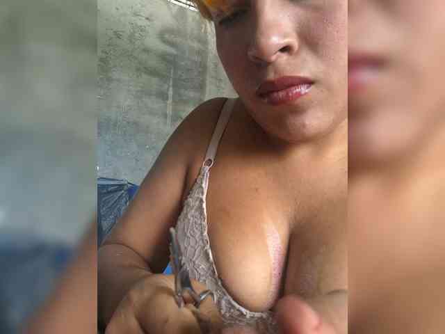 ZunaraOfficial1 webcam