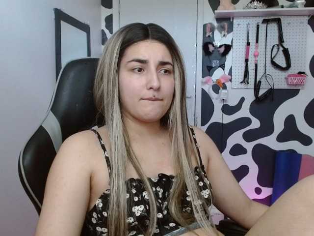 hi-elora, live now on BongaCams