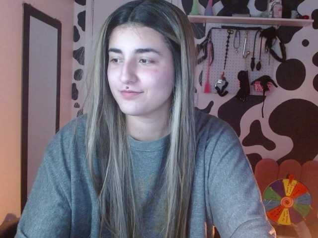 hi-elora live cam on BongaCams