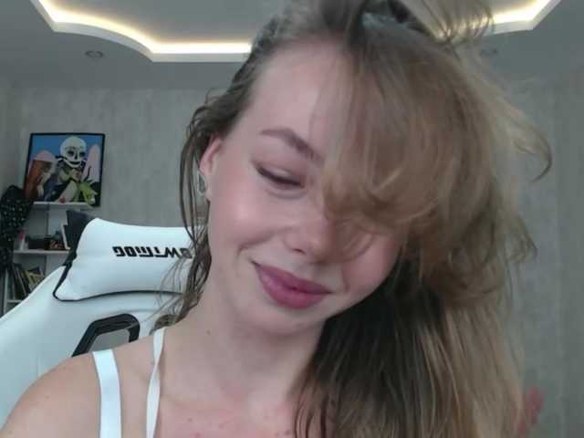 ElliWilson's BongaCams show and profile