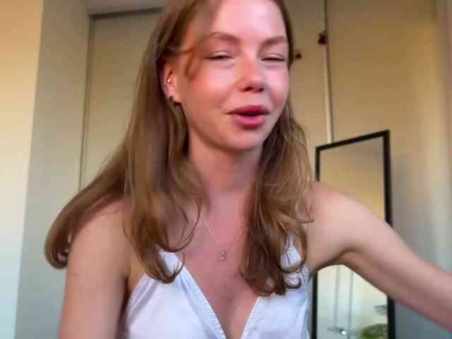 ElliWilson webcam