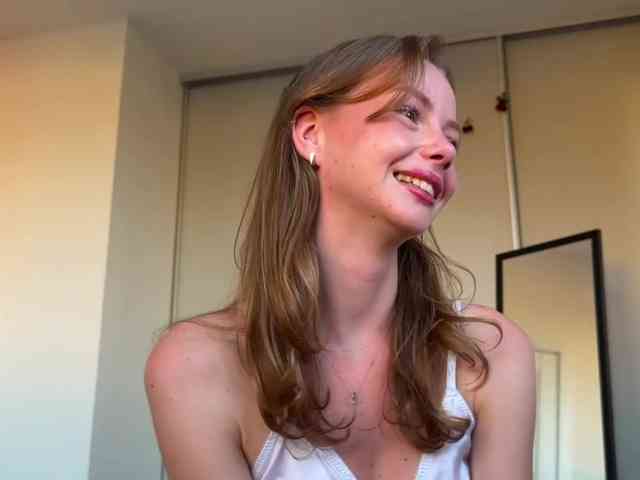ElliWilson webcam