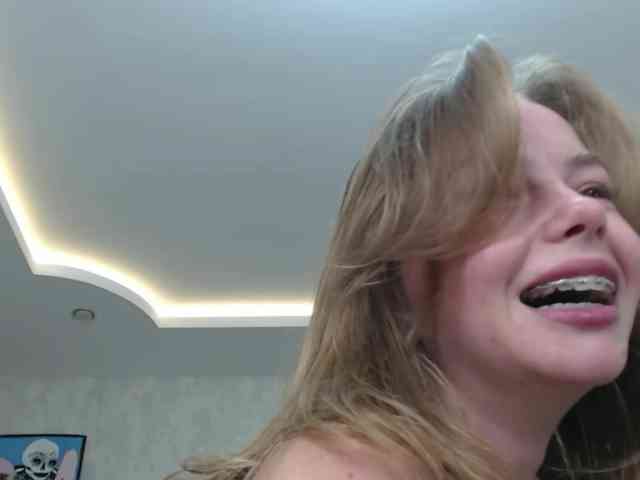ElliWilson webcam
