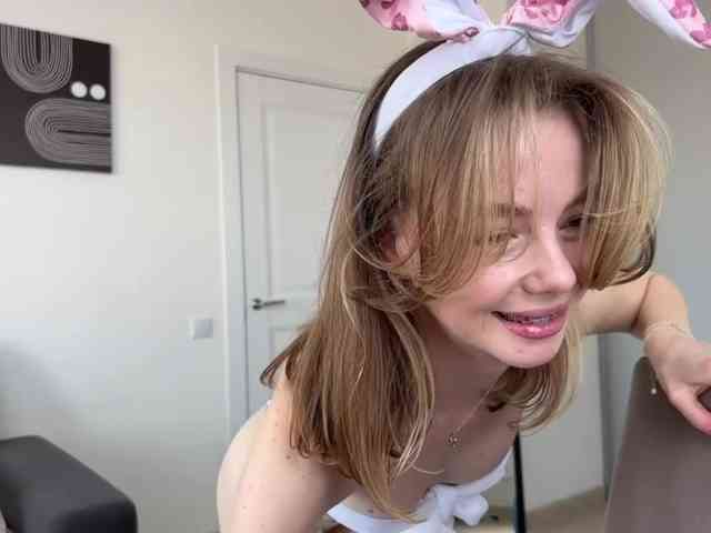 ElliWilson webcam