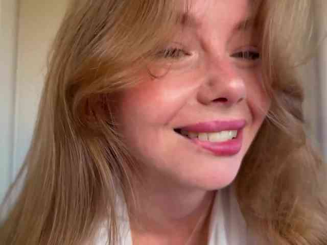 ElliWilson webcam