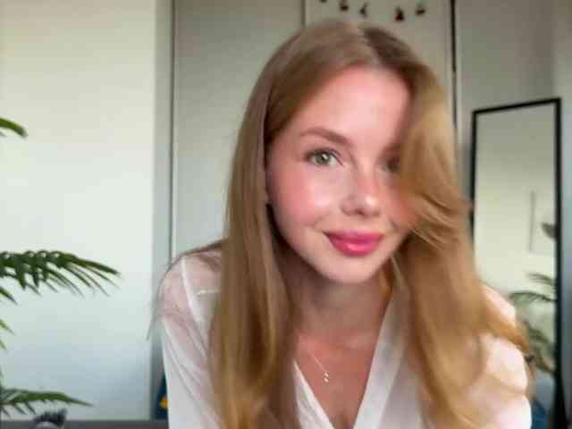 ElliWilson webcam