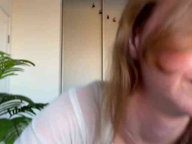 ElliWilson webcam