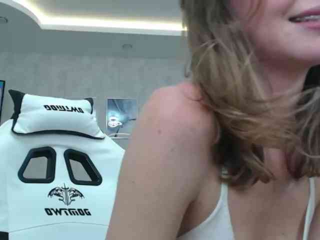 ElliWilson webcam
