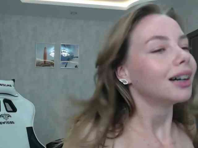 ElliWilson webcam