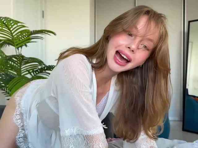 ElliWilson webcam