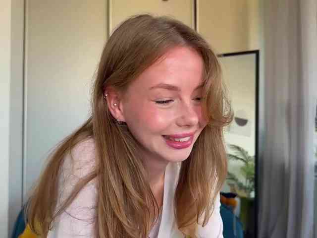 ElliWilson webcam