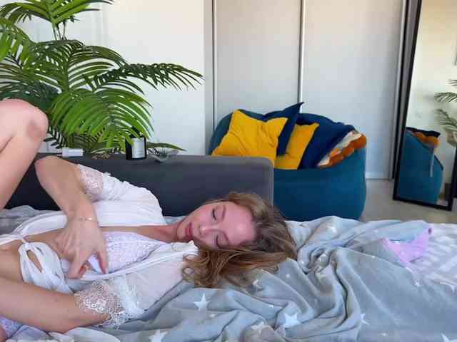 ElliWilson webcam