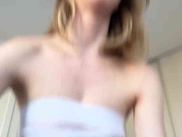 ElliWilson webcam