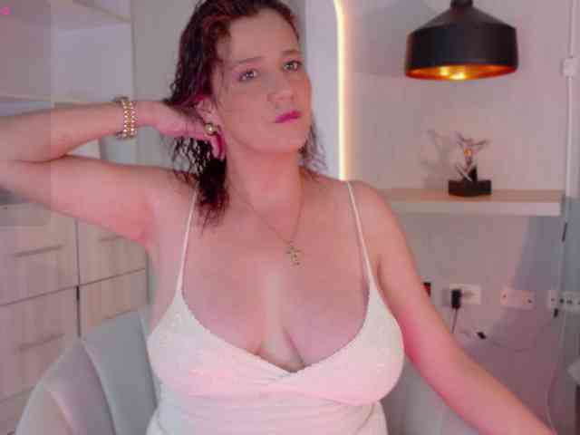 Adriana-gold webcam