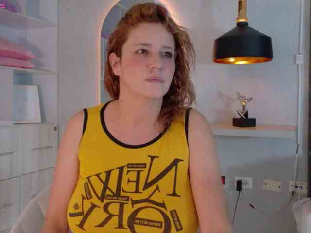 Adriana-gold webcam