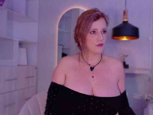Adriana-gold webcam