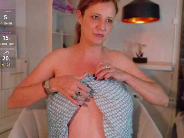 Adriana-gold webcam