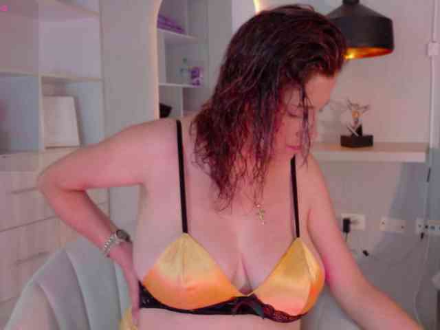 Adriana-gold webcam