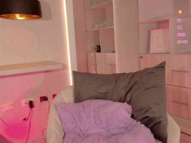 Adriana-gold webcam