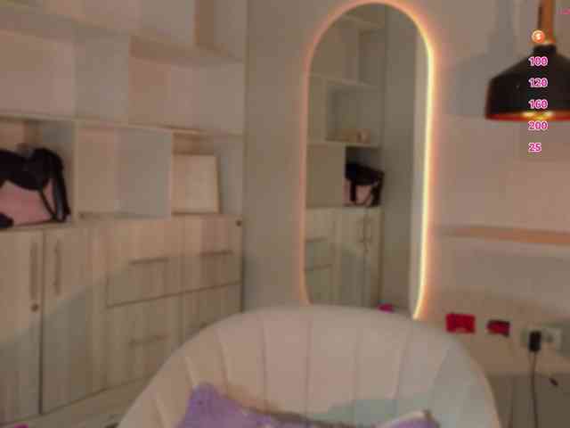 Adriana-gold webcam