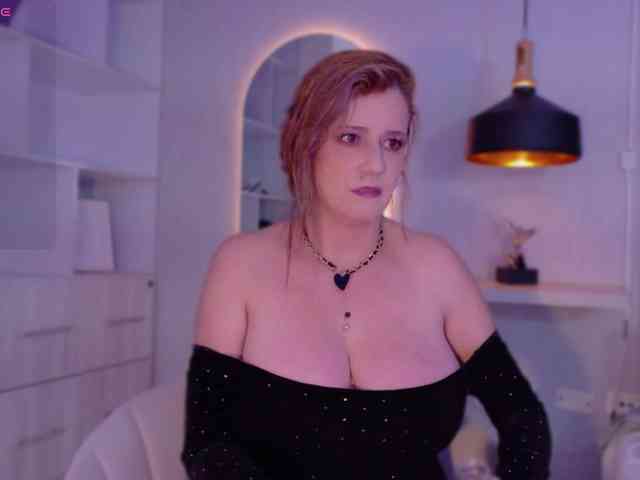 Adriana-gold webcam