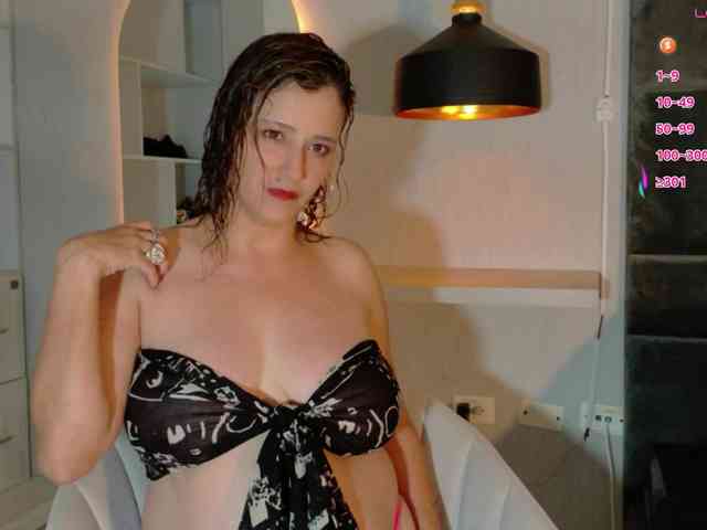 Adriana-gold webcam