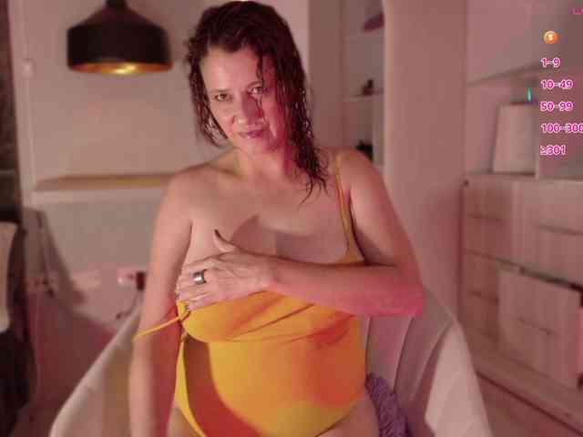 Adriana-gold webcam