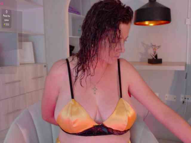 Adriana-gold webcam
