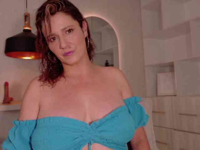 Adriana-gold webcam