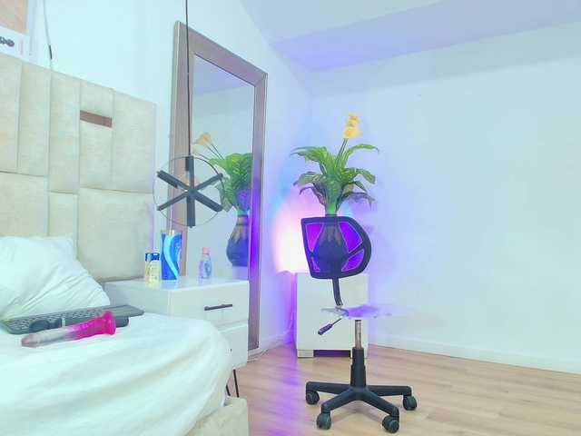 Sara-BigAss live cam on BongaCams