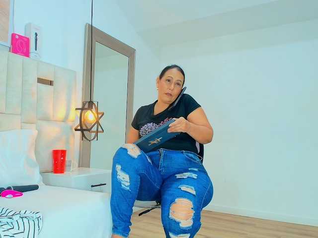 Sara-BigAss live webcam show