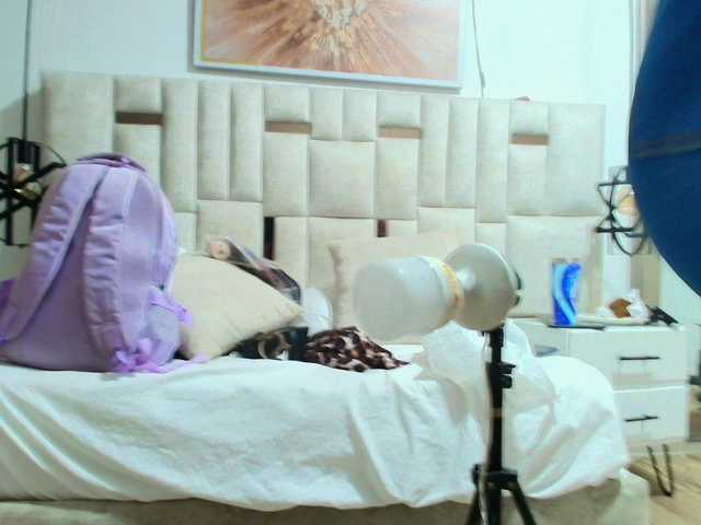 Sara-BigAss live cam preview