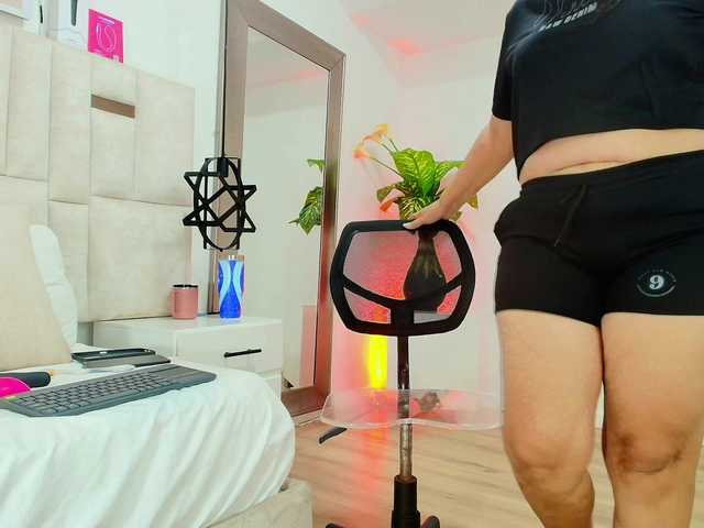 Sara-BigAss live cam on BongaCams