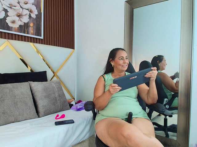 Sara-BigAss live cam on BongaCams