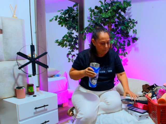 Sara-BigAss live cam preview