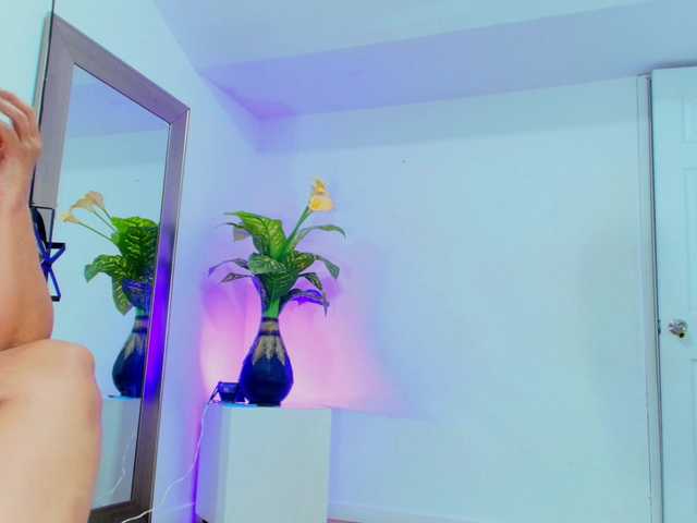 Sara-BigAss live cam preview