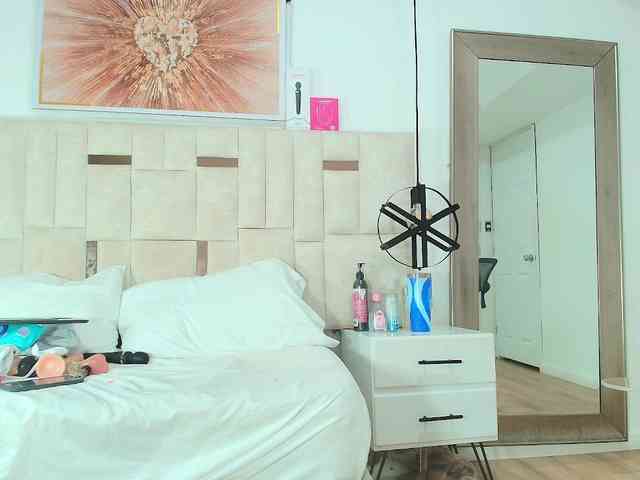 Sara-BigAss webcam